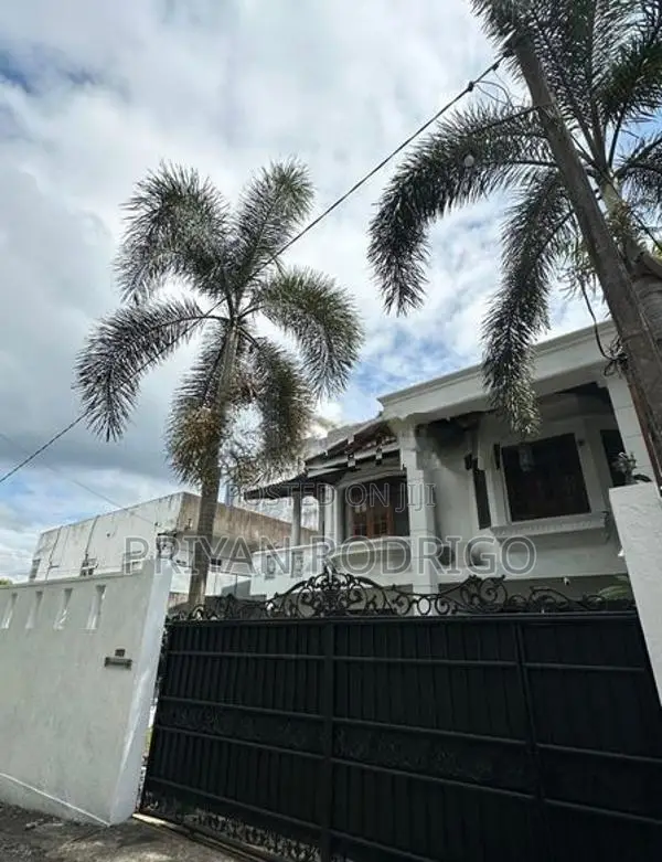 Battaramulla Thalahena 02 Storied House on 8.5 Perches of Land for Sal