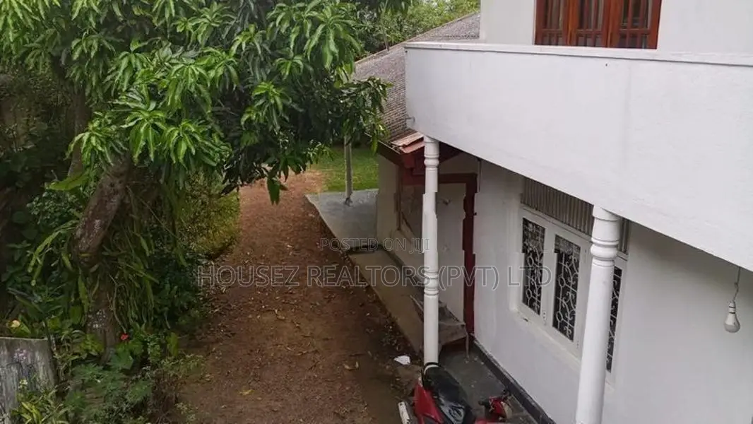 3 Houses on 18 Perches for Sale – Boralesgamuwa
