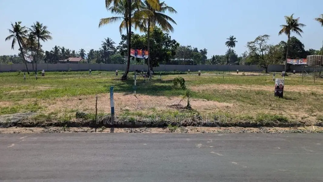 මල් කඩුවාවෙන් බිම් කොටස්