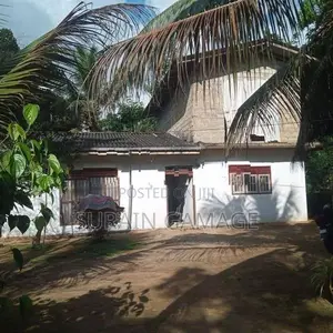 නාගොඩ පිහිටි දෙමහල් නිවසක්
