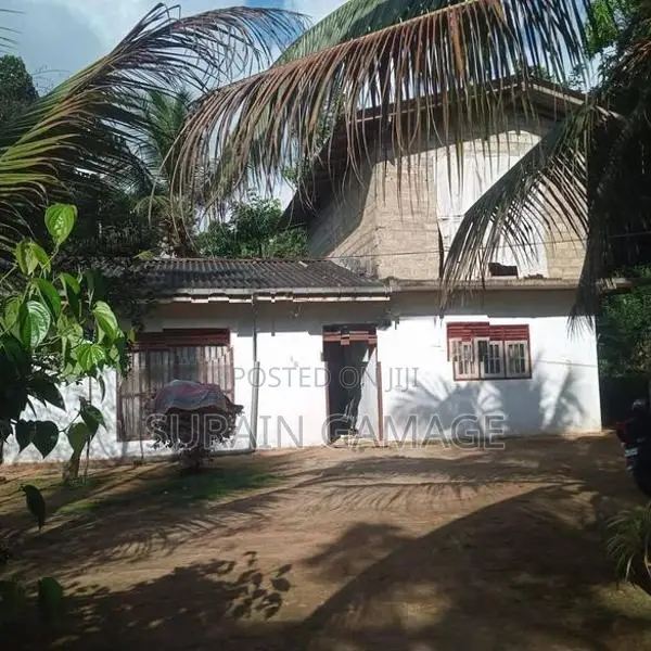 නාගොඩ පිහිටි දෙමහල් නිවසක්