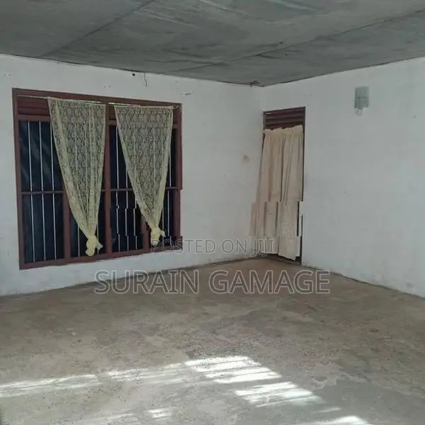 නාගොඩ පිහිටි දෙමහල් නිවසක්