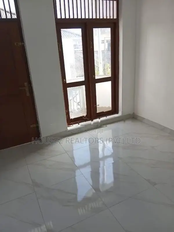 3- Upstairs Bedroom House for Rent – Mattakkuliya