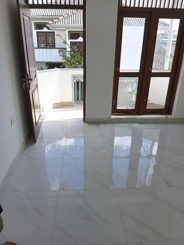3- Upstairs Bedroom House for Rent – Mattakkuliya