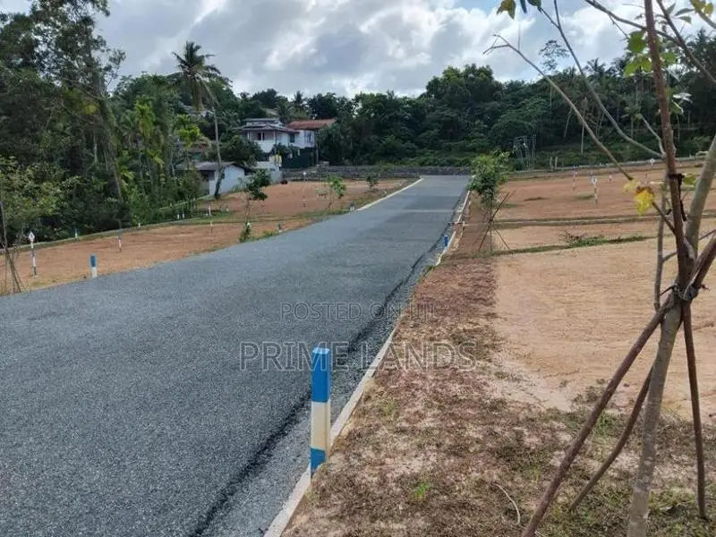 කලුතර නේවාසික බිම් කොටස්