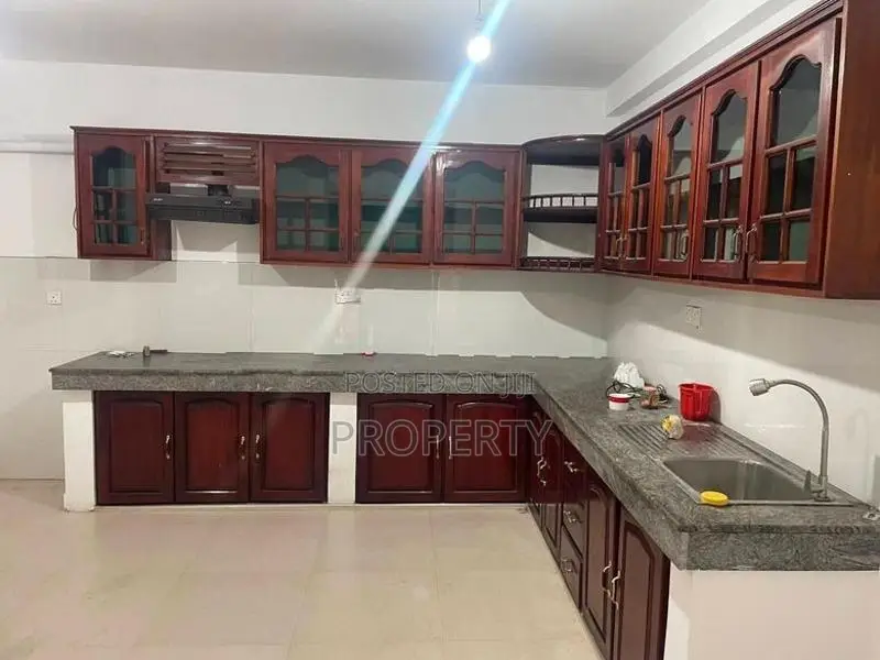 4BR House for Rent in Kandy City Limit - 1.5 KM to