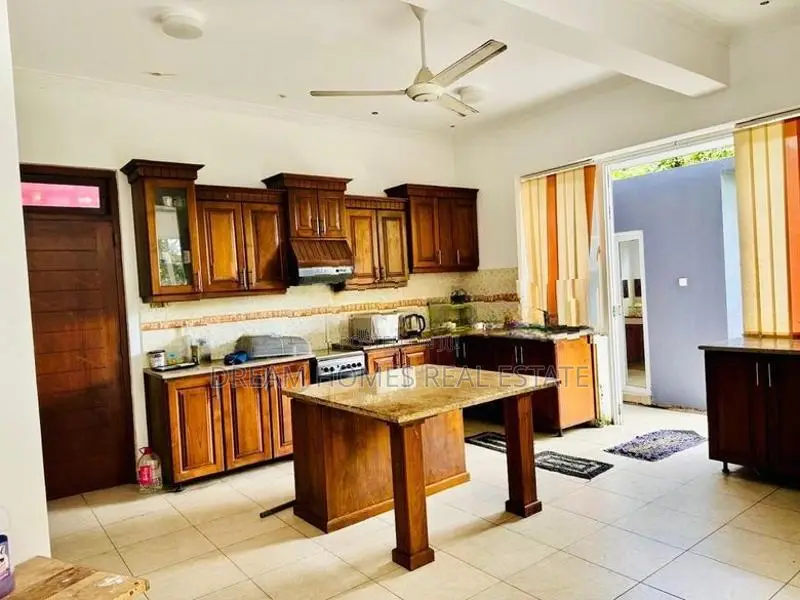 19.7 Perch Luxury House for Sale – Thalawathugoda