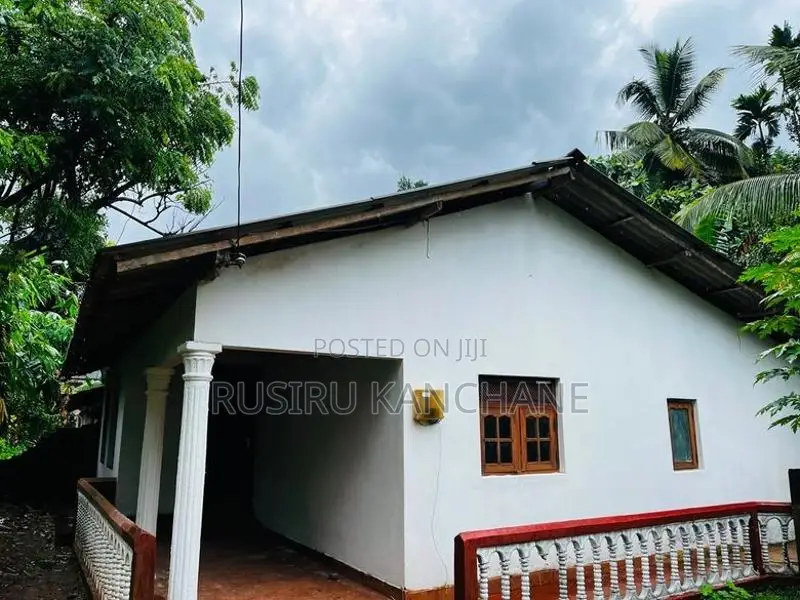 House with 17 Perches Land for Sale in Wariyapola, Matale