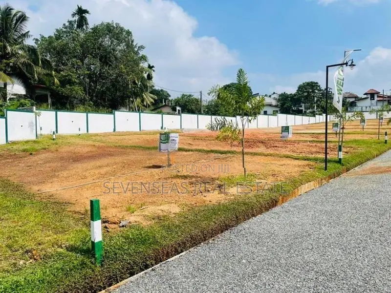අතුරුගිරිය | පර්චස් 14 සුපිරි නේවාසික බිම් කොටසක් විකිණීමට ඇත
