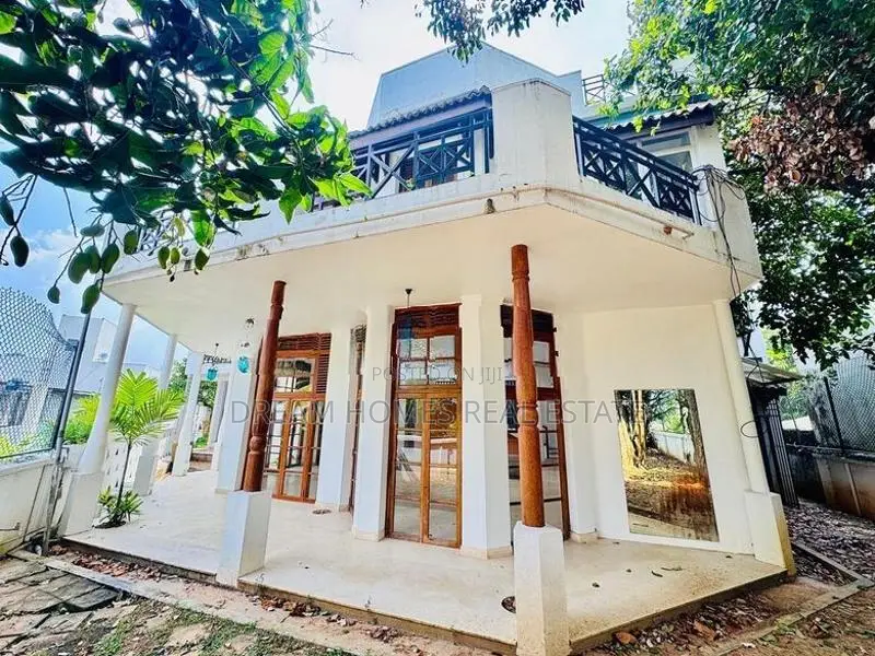Luxury Home with Rooftop Terrace – Battaramulla