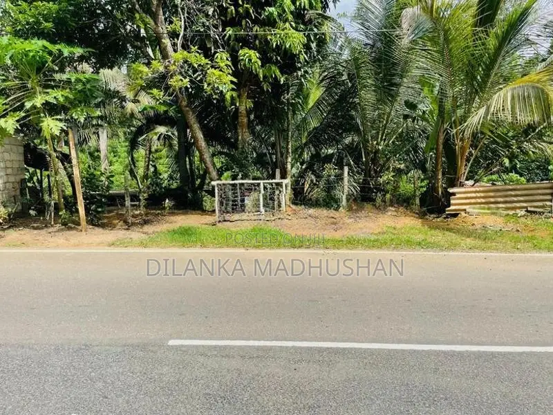 මාතර - ඌරුබොක්ක ප්‍රධාන පාරට මුහුණලා දම්පහල නගරයෙන් ඉඩමක් විකිණීමට
