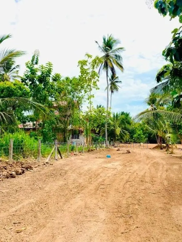 අනුරාධපුර පූජා නගරයට ආසන්නව පර්චස් 10 බිම් කොටස්