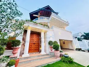Luxury 6-Bedroom Mansion in Jayanthipura