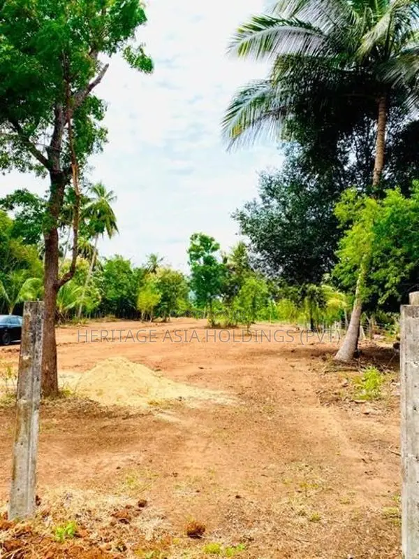 අනුරාධපුර පූජා නගරයට ආසන්නව පර්චස් 10 බිම් කොටස්
