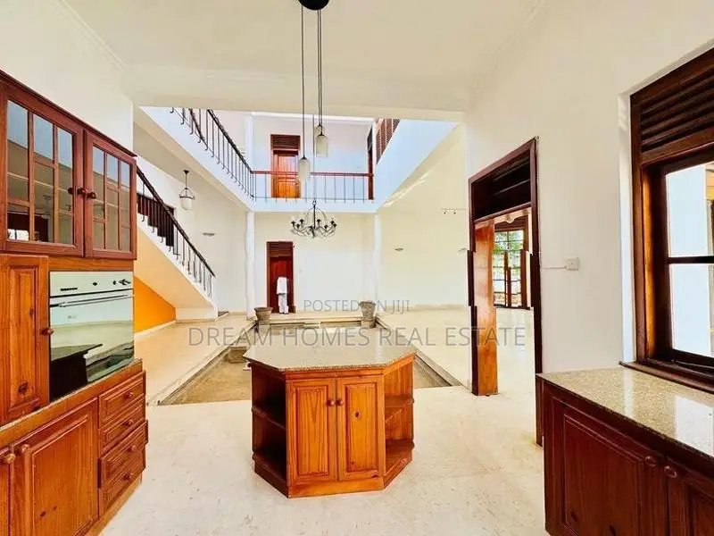Luxury Home with Rooftop Terrace – Battaramulla