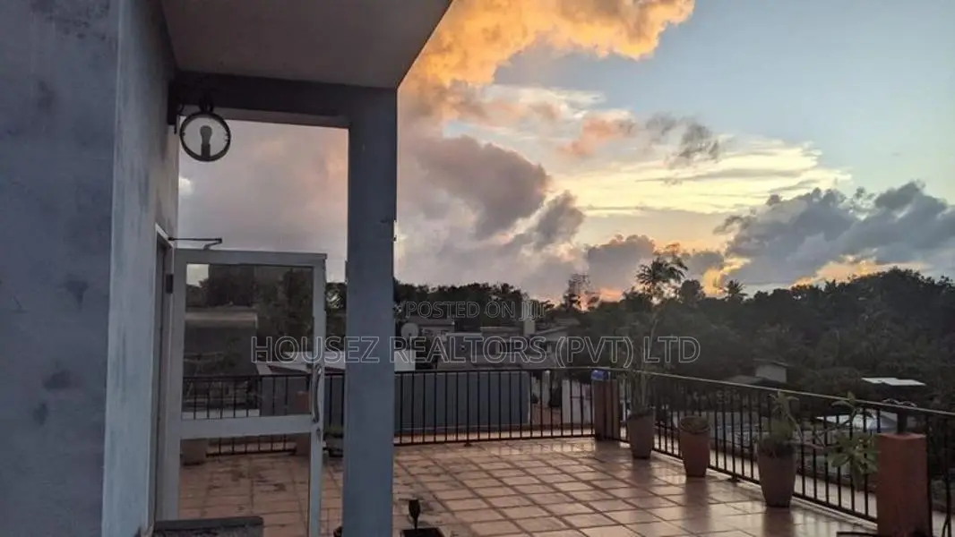 Luxury 4-Bedroom Modern Residence House – Kottawa