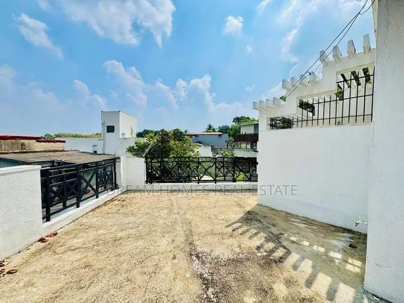 Luxury Home with Rooftop Terrace – Battaramulla