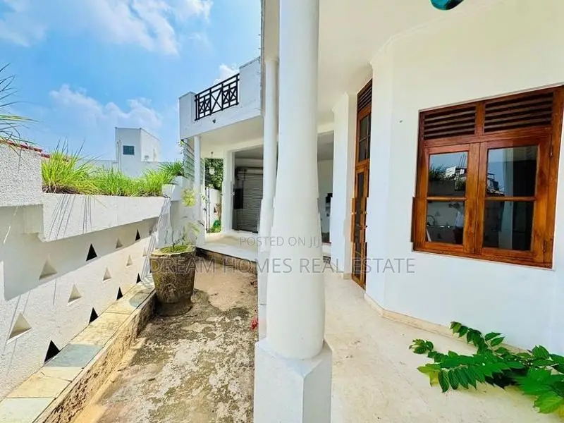Luxury Home with Rooftop Terrace – Battaramulla