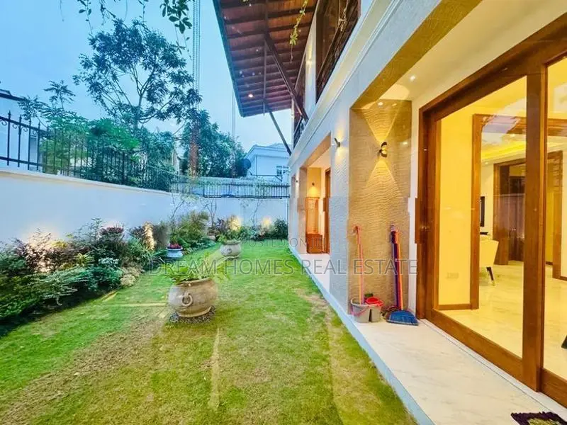 Luxury 6-Bedroom Mansion in Jayanthipura