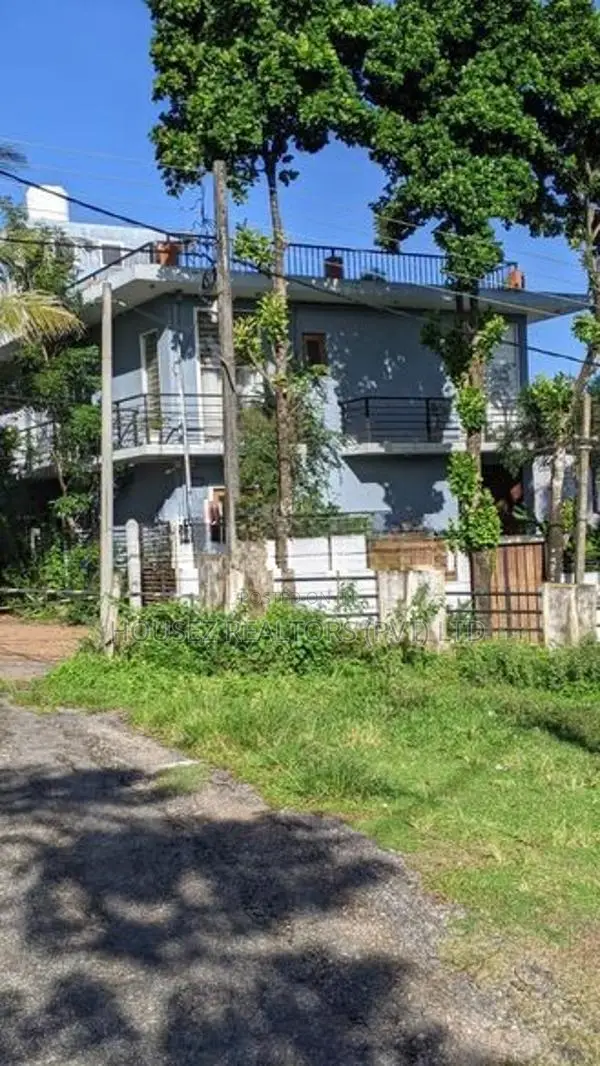 Luxury 4-Bedroom Modern Residence House – Kottawa