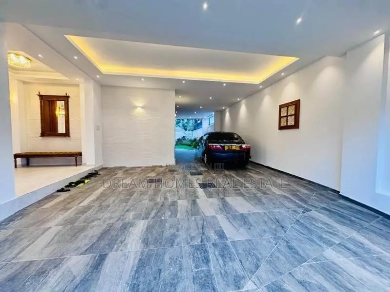 Luxury 6-Bedroom Mansion in Jayanthipura