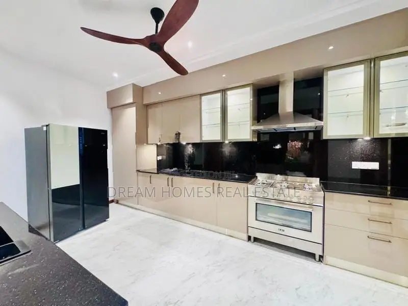 Luxury 6-Bedroom Mansion in Jayanthipura