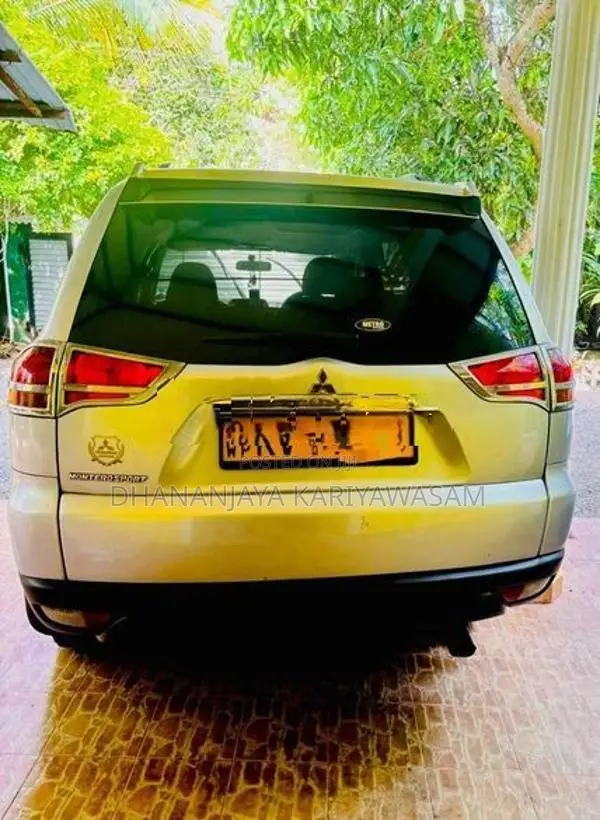 Mitsubishi Montero 2012
