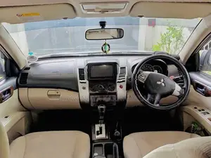 Mitsubishi Montero 2012