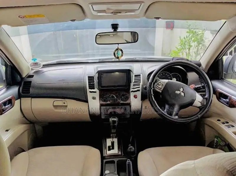 Mitsubishi Montero 2012