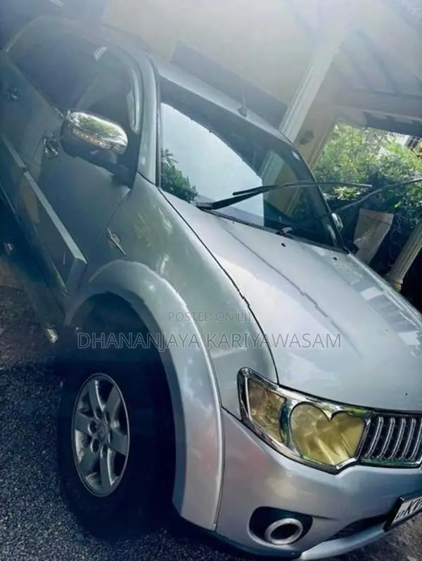 Mitsubishi Montero 2012