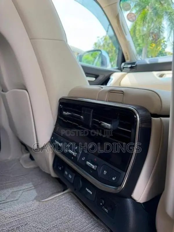 Toyota Land Cruiser Sahara 300 Modellista 2024