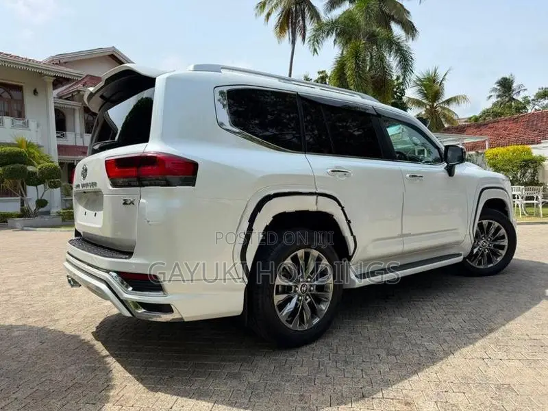 Toyota Land Cruiser Sahara 300 Modellista 2024