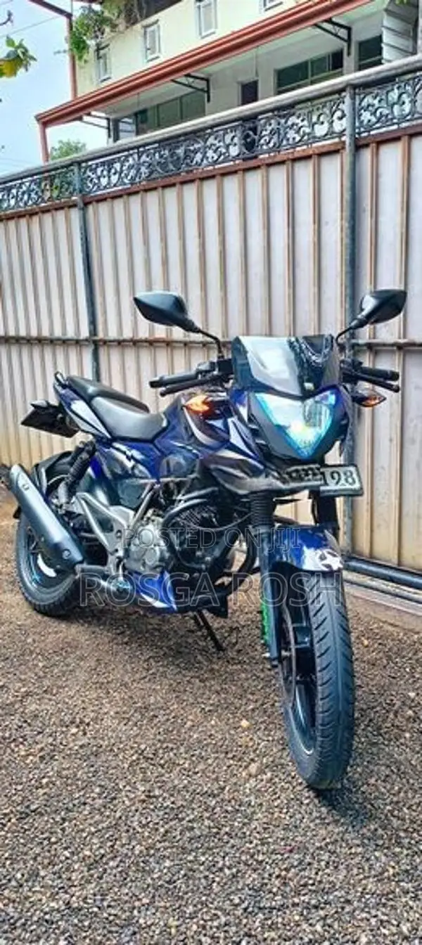 Bajaj Pulsar 135 135Ls on light 2017