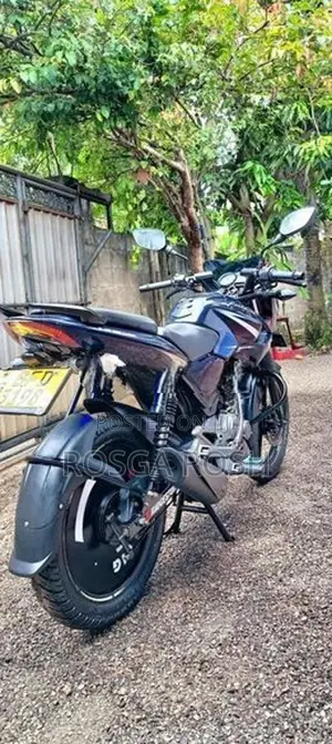 Bajaj Pulsar 135 135Ls on light 2017