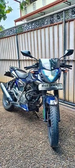 Bajaj Pulsar 135 135Ls on light 2017