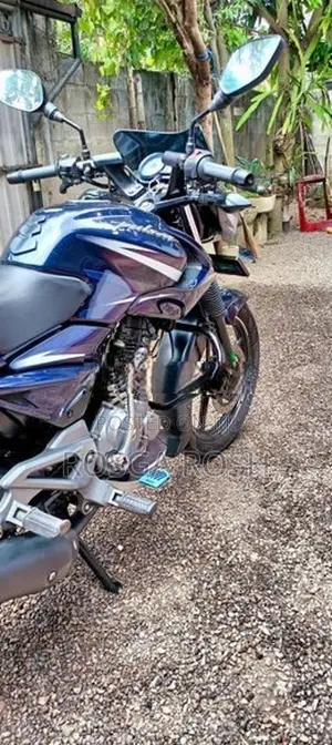 Bajaj Pulsar 135 135Ls on light 2017