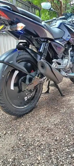 Bajaj Pulsar 135 135Ls on light 2017