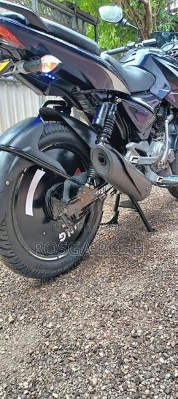 Bajaj Pulsar 135 135Ls on light 2017