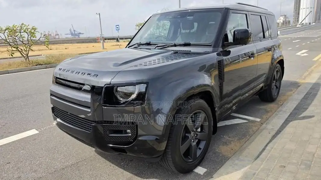 Land Rover Defender P400 2025