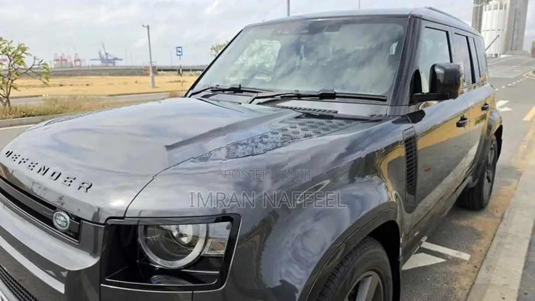 Land Rover Defender P400 2025