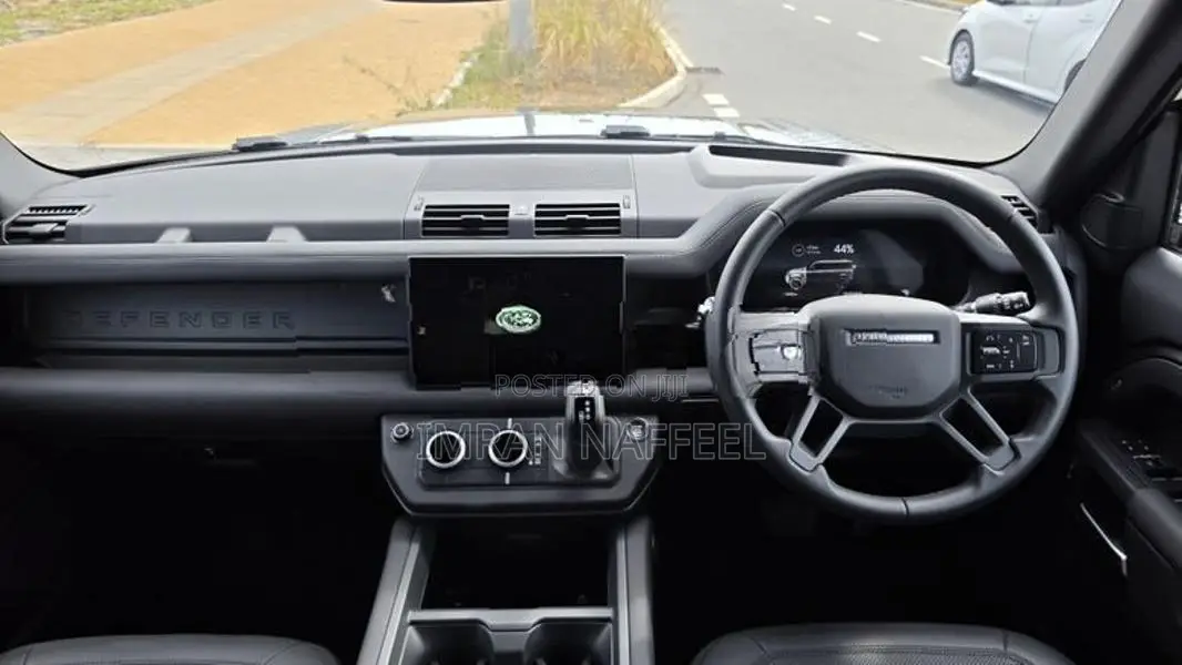 Land Rover Defender P400 2025