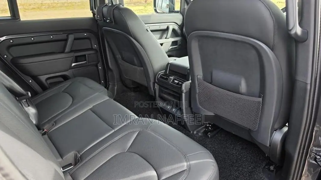 Land Rover Defender P400 2025