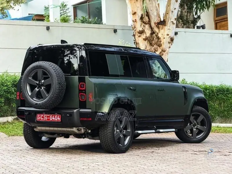 Land Rover Defender P300 2026