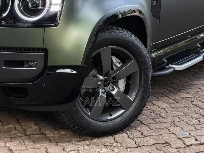 Land Rover Defender P300 2026