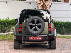Land Rover Defender P300 2026