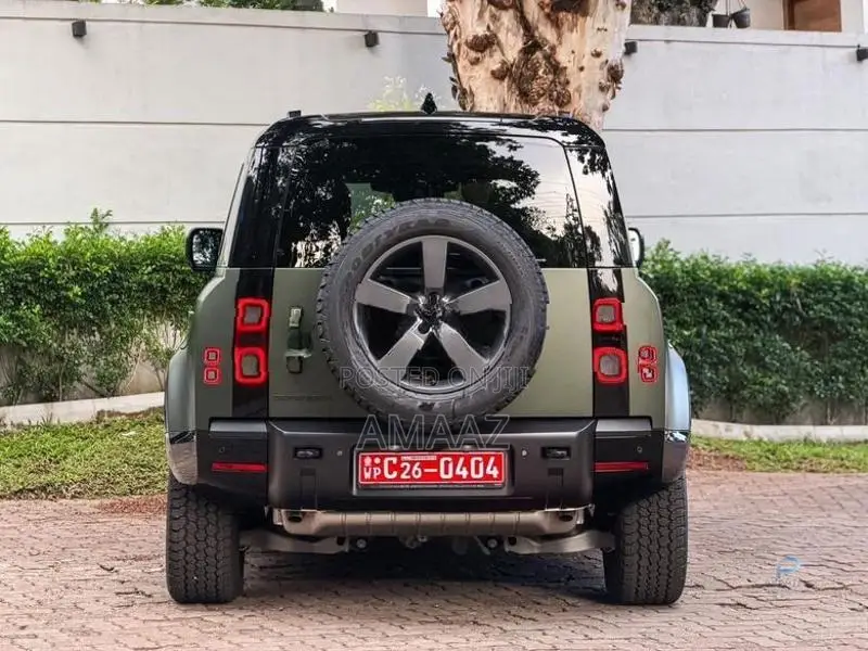 Land Rover Defender P300 2026