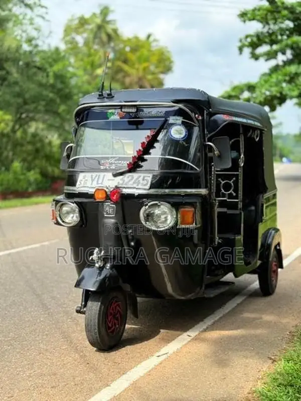 Bajaj RE 205 2012
