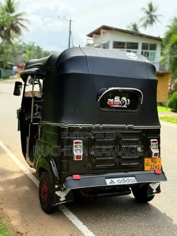 Bajaj RE 205 2012