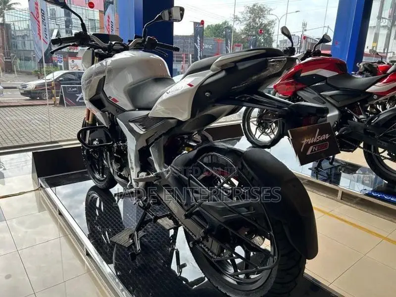 Bajaj Pulsar N160 Premium 2026