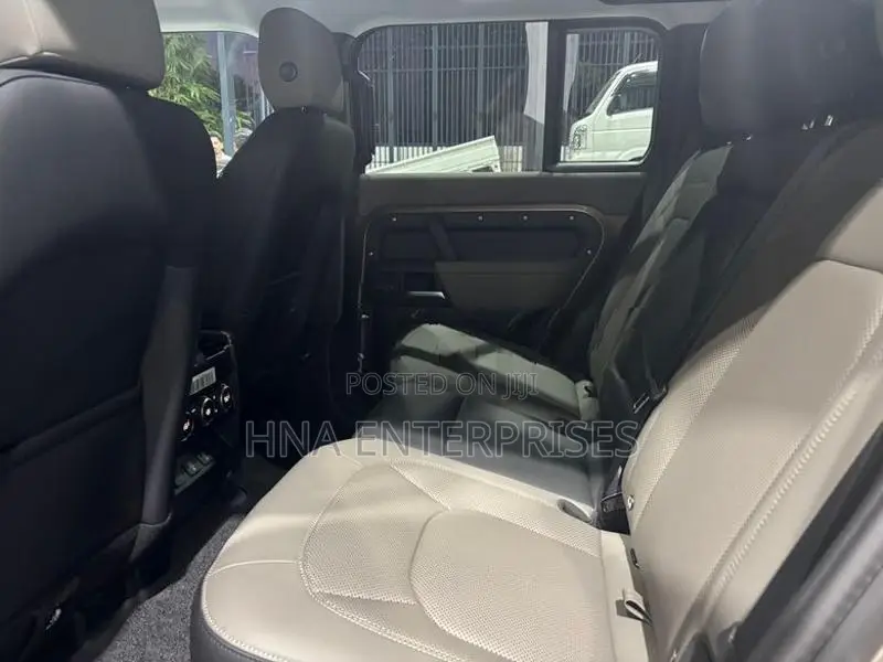 Land Rover Defender P300S Plugin Hybrid 2025